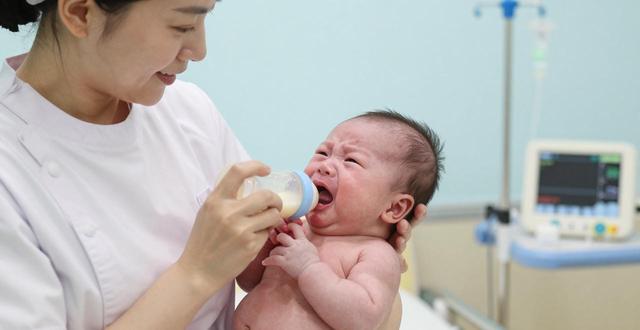 婴儿20天嘴唇偶尔发紫 新生儿嘴唇发紫原因分清生理病理