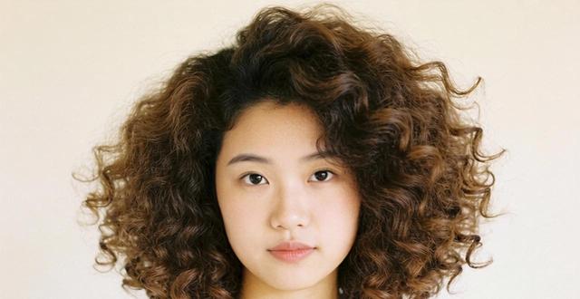 大脸适合什么发型？别只会遮！剪对短发留对刘海，显脸小还有气场