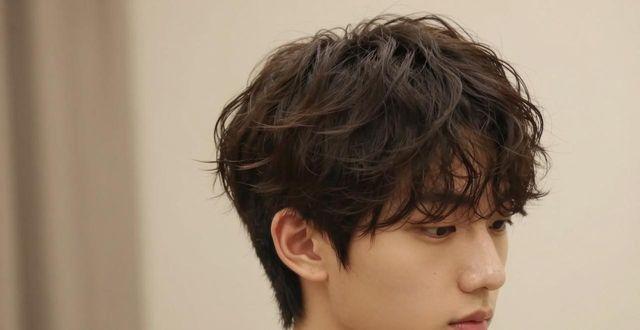 发型分缝这样弄，发量暴增脸小一圈