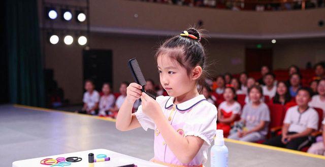小女孩表演发型图片大全视频_小女孩表演发型_小女孩舞台演出发型